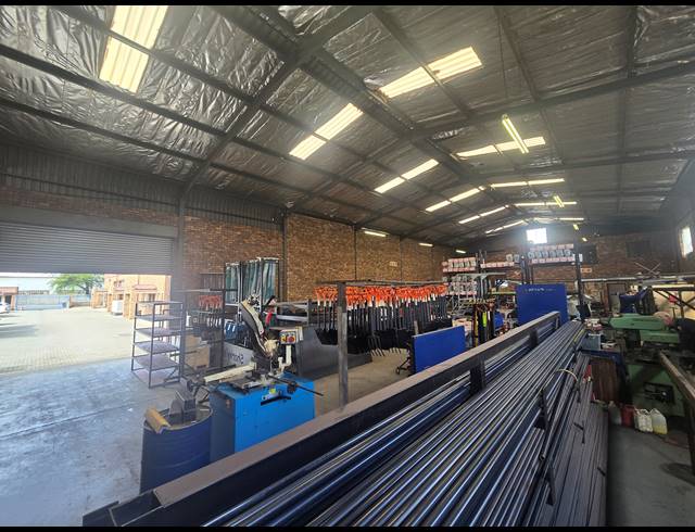 550M² WAREHOUSE TO LET IN ANDERBOLT